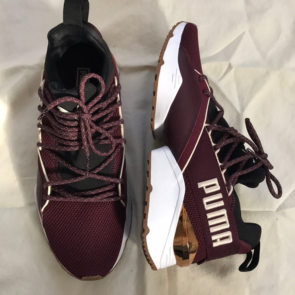 Tennis shoes